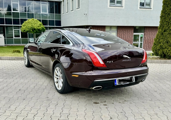 Jaguar XJ cena 109000 przebieg: 205000, rok produkcji 2016 z Wałbrzych małe 121